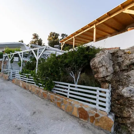 Mano's House Τριόπετρα